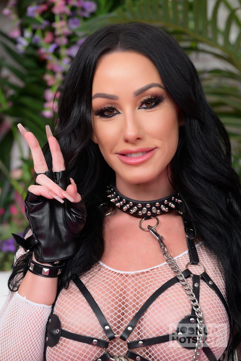 Jennifer WHITE Manhandled