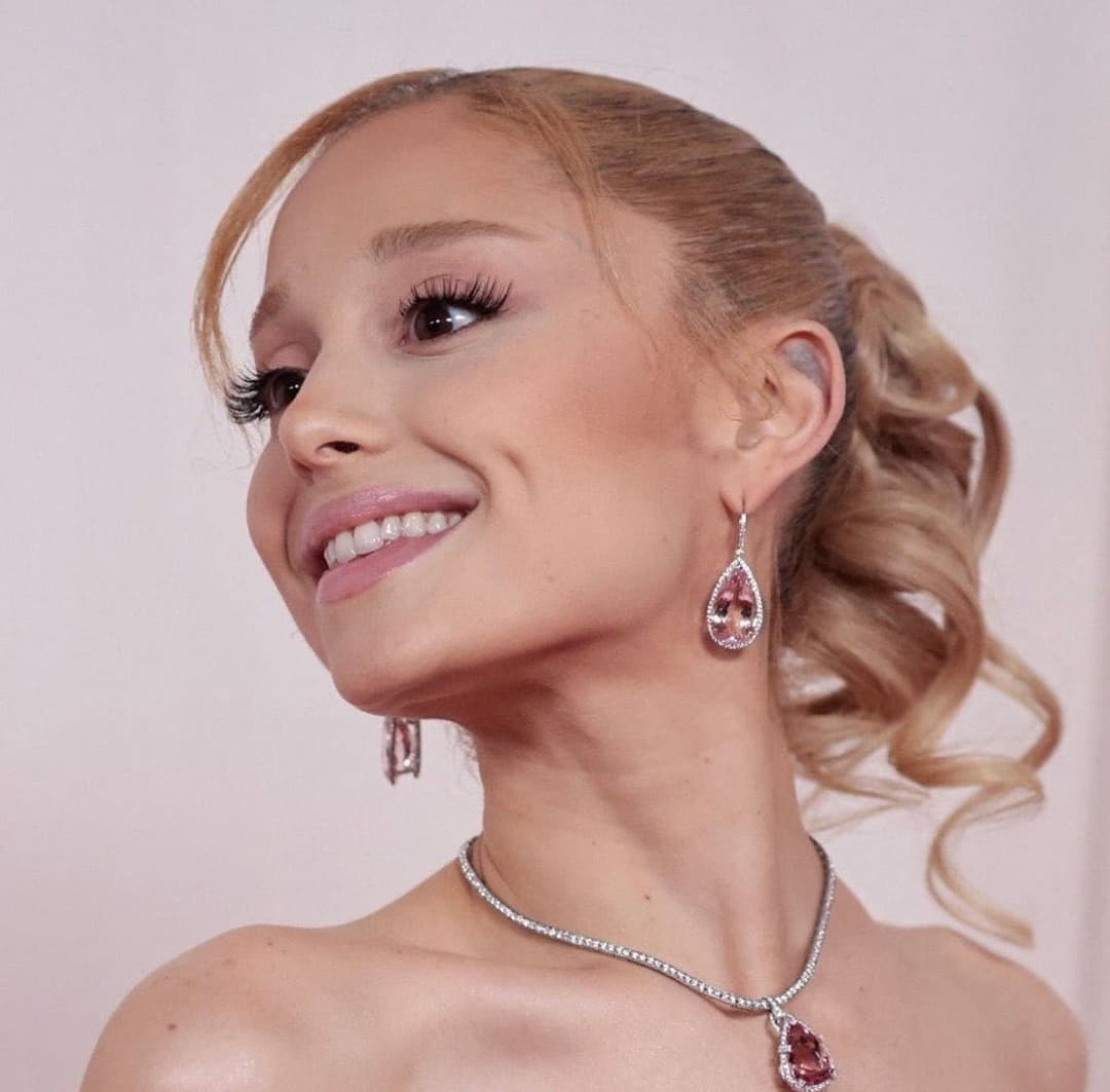 More Ariana Grande face/lips porn to goon to ?