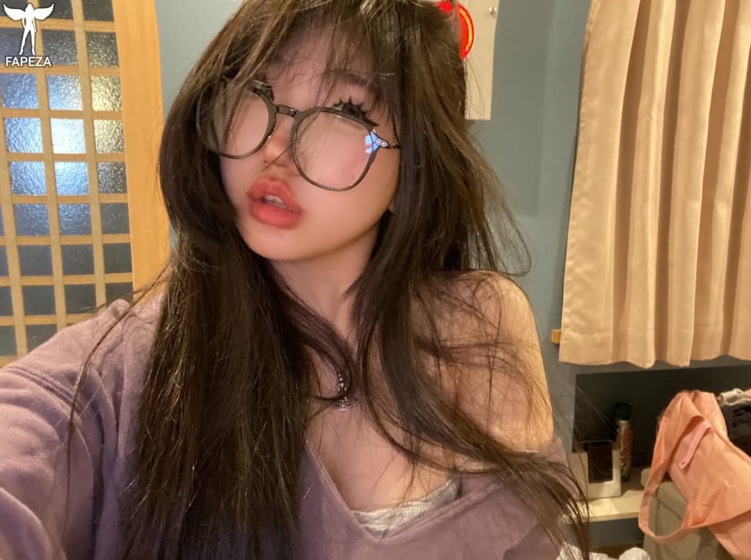 Asian Twitch steamer 5