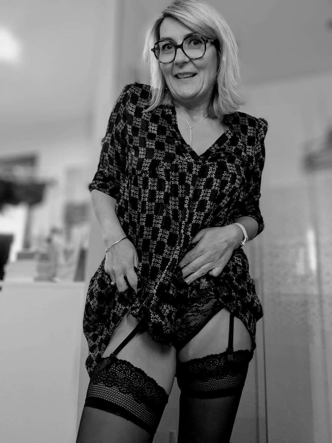 Secretaire salope se masturbe au bureau (France)