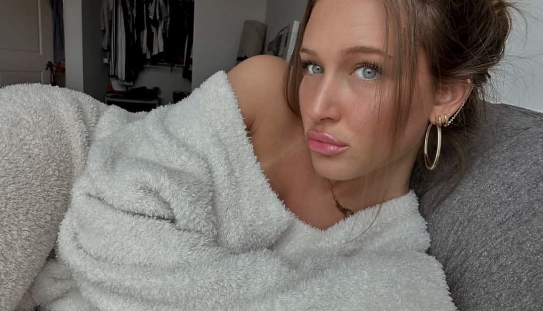 Smoking hot sorority bimbo babe is STACKED