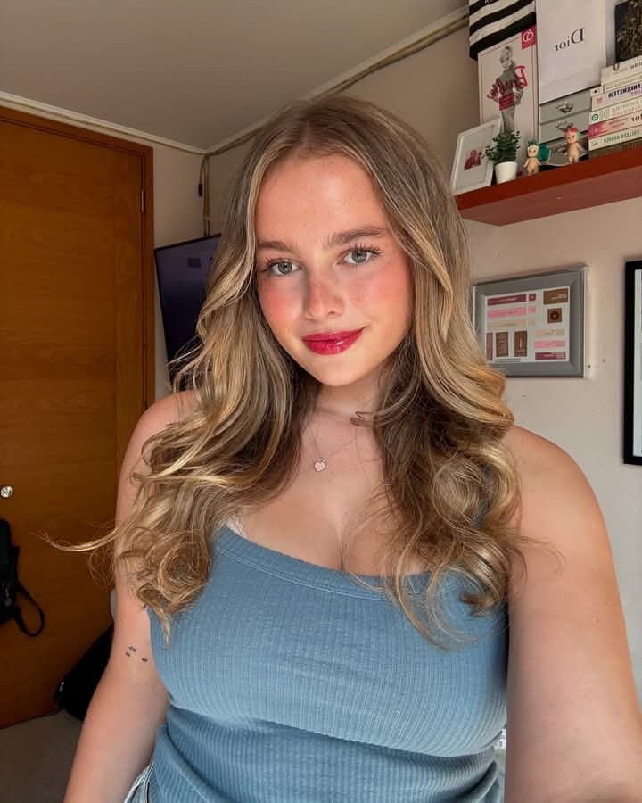 La puta tetona de Giulia, esta recien desbloqueada con 18?lista para recibir una cogida brutal