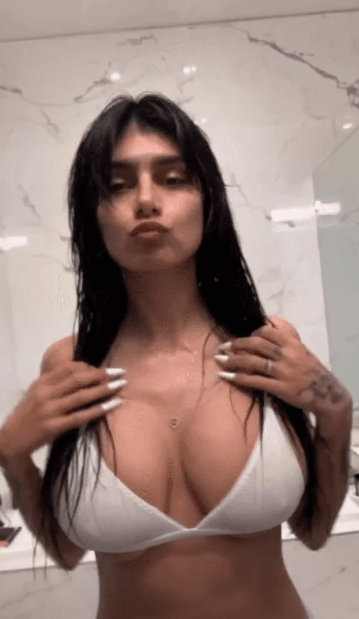 Miak Miak ꓘhalifa in bathroom aaagain