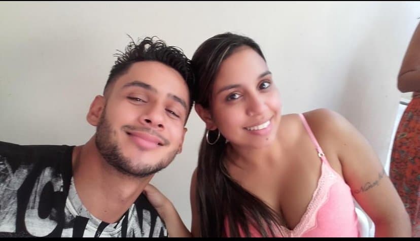 Sim, ele comeu as duas, marmitas namoradas dos amigos, cara comeu as 2 namoradas do amigos