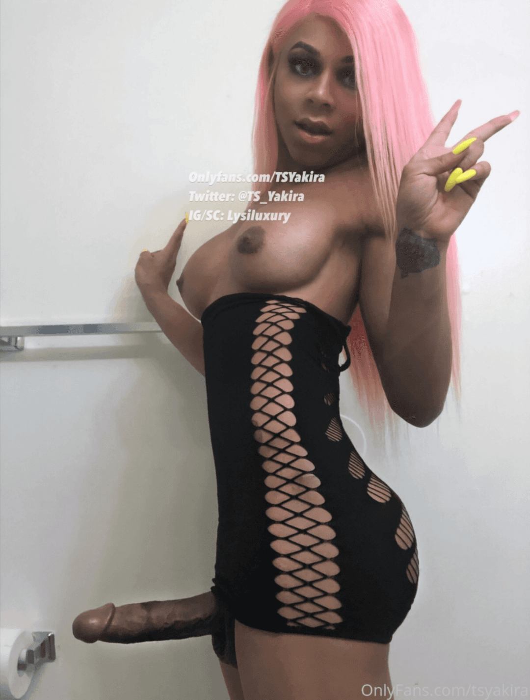 YAKIRA fabulous trans woman from USA with a giant cock