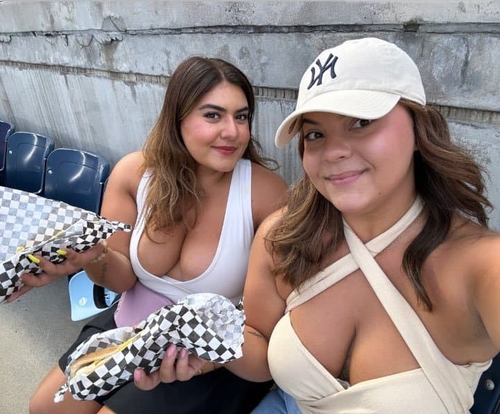 Puta torta whores making out w their tits out