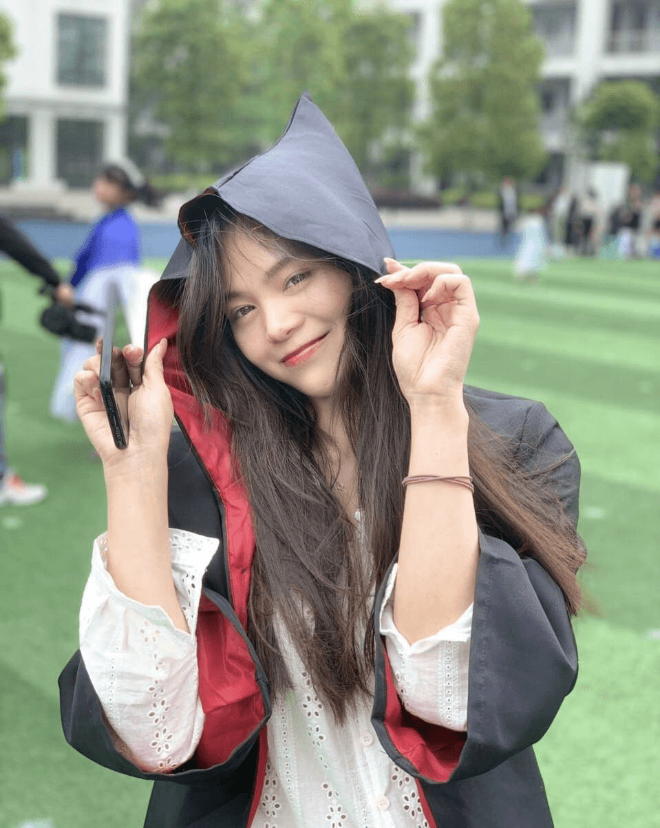 AZN pretty on graduation ceremony