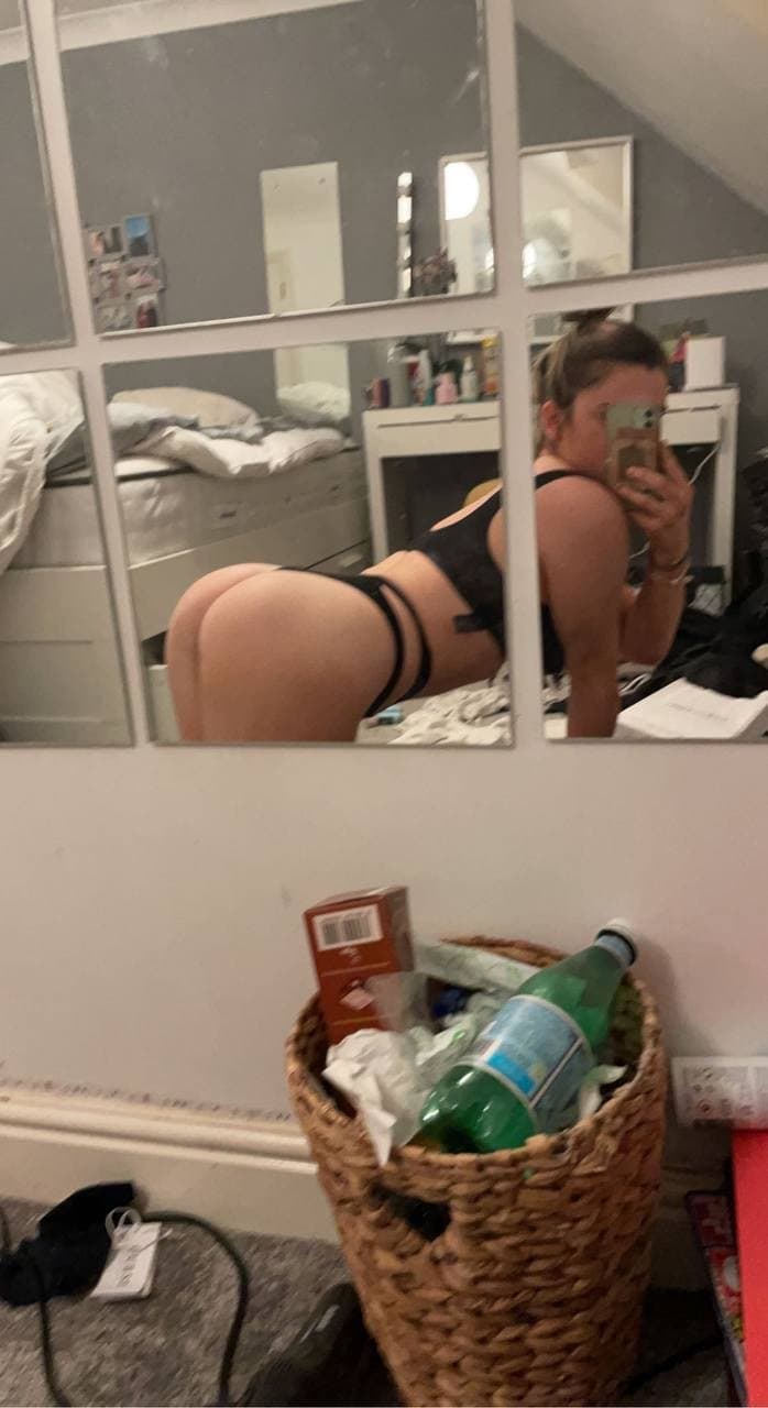 Hot uk slut leaked getting fucked. Message me on telegram for a premium British chav group