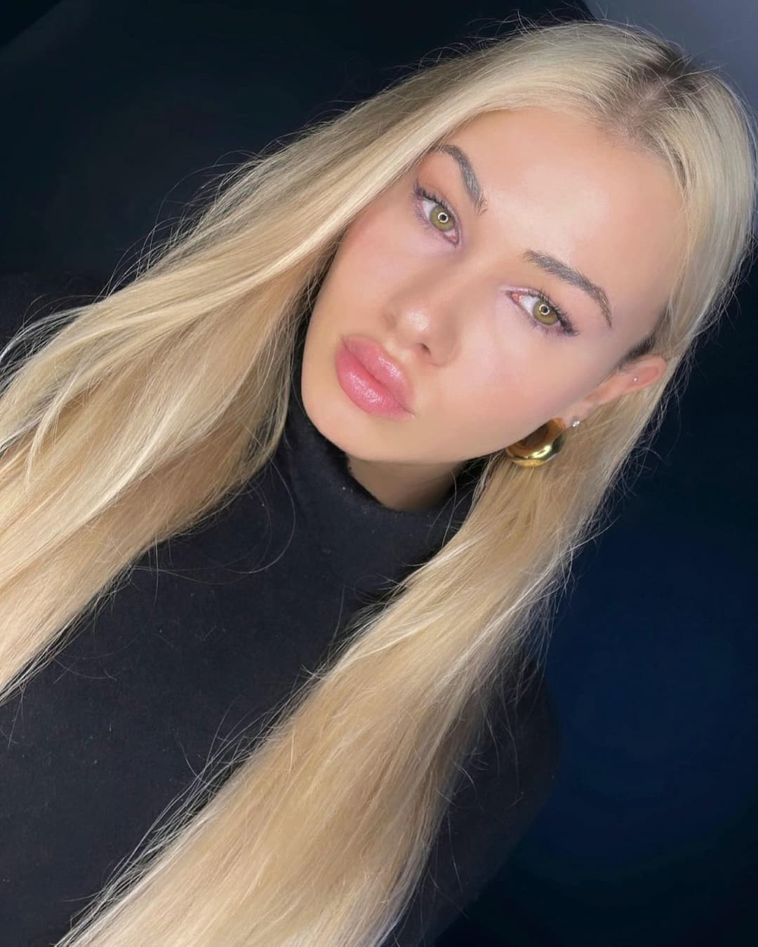 Canadian Webslut Charlotte