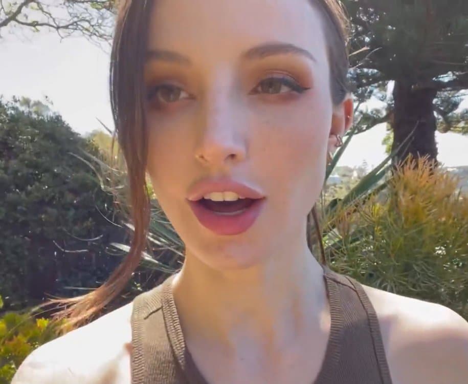 Slut masturbates to squirt in a public garden - risky masturbation