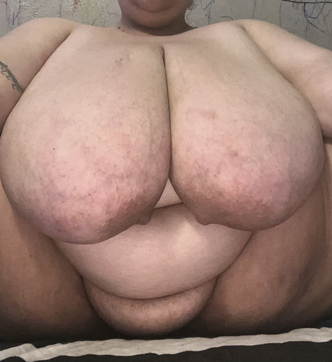 Light-skinned ebony ssbbw plays with her plump body