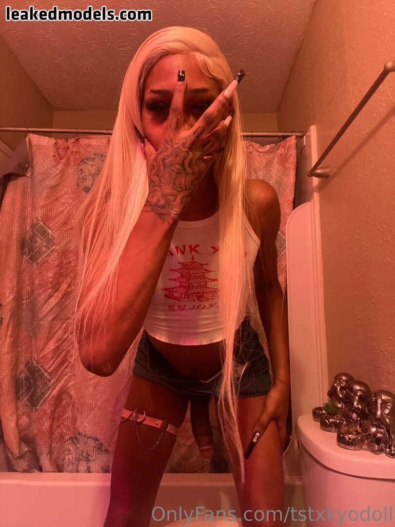 Lindas trans pauzuda de mini saia 01