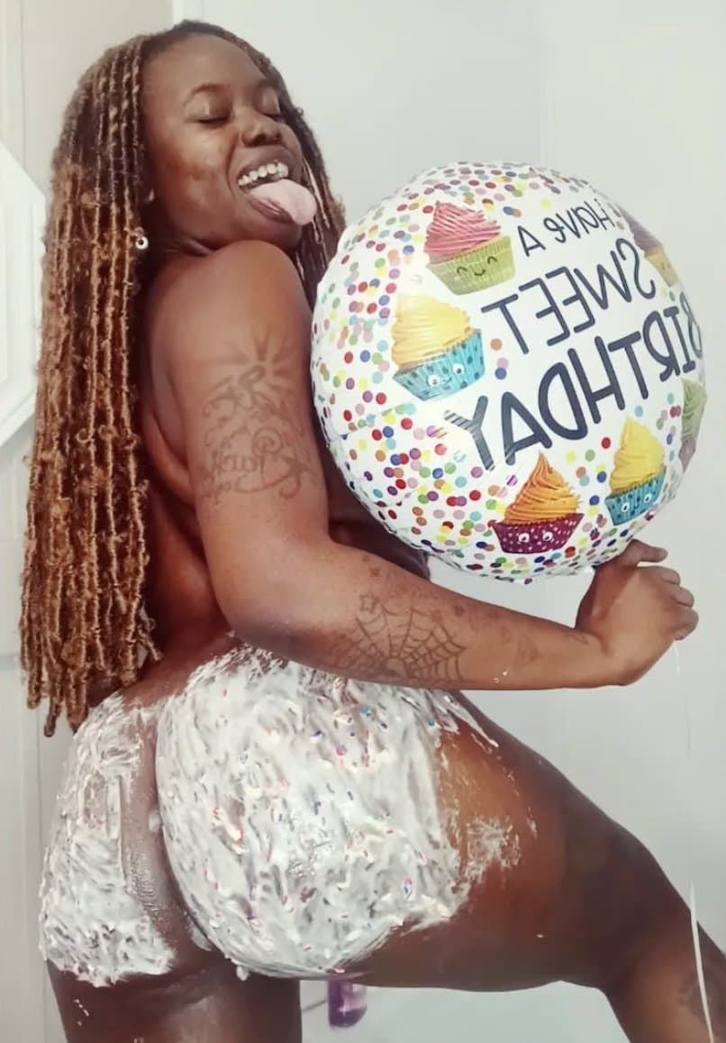 Click to view full size $10 FOR HER FULL FOLDER?????APPLE PAY ONLY??