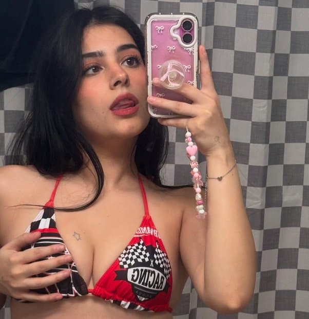 White emo slut is a dirty slut and spreads her pussy