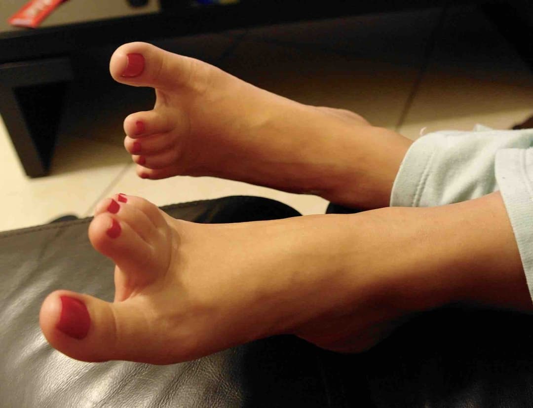 Sucking my toes... chupando meu pezinho