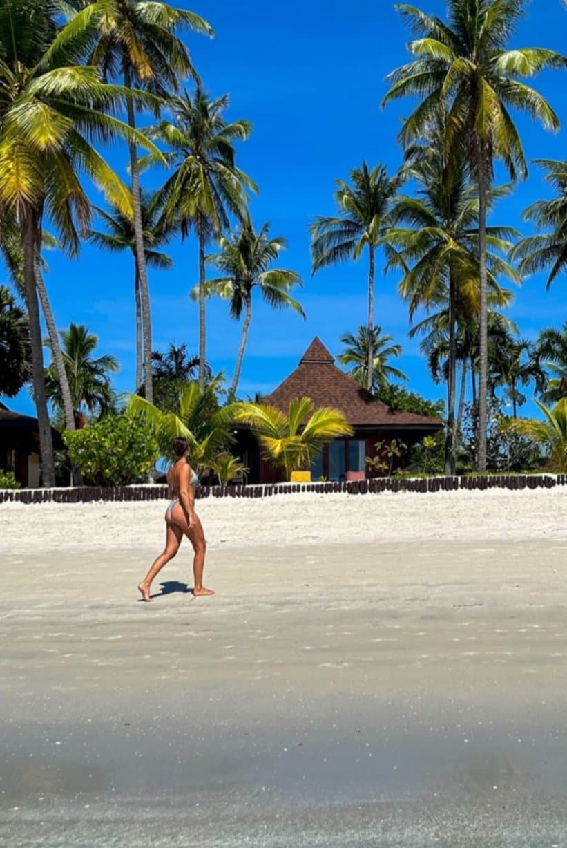 Hot german wife Elisa showed off at the beach