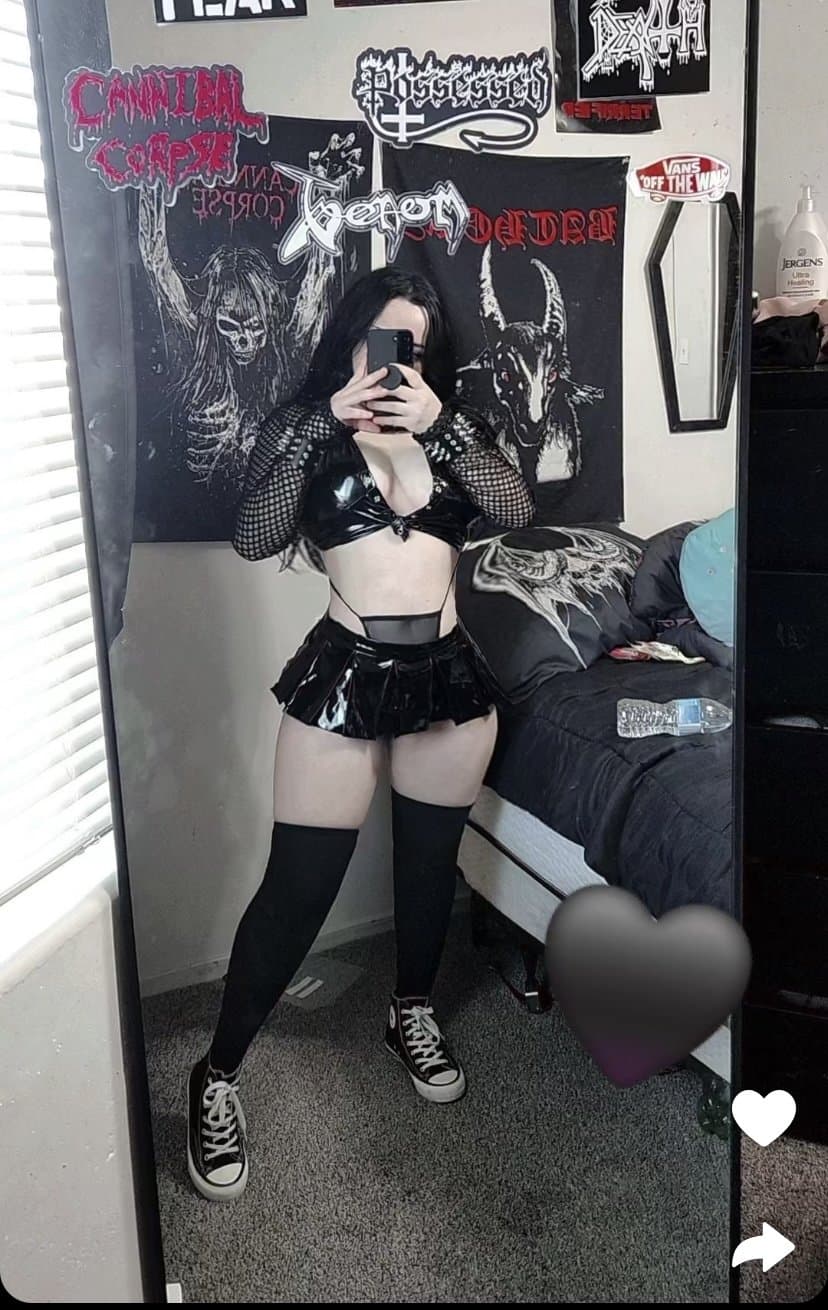 Snapchat Goth slut wanted to be my net slut ??