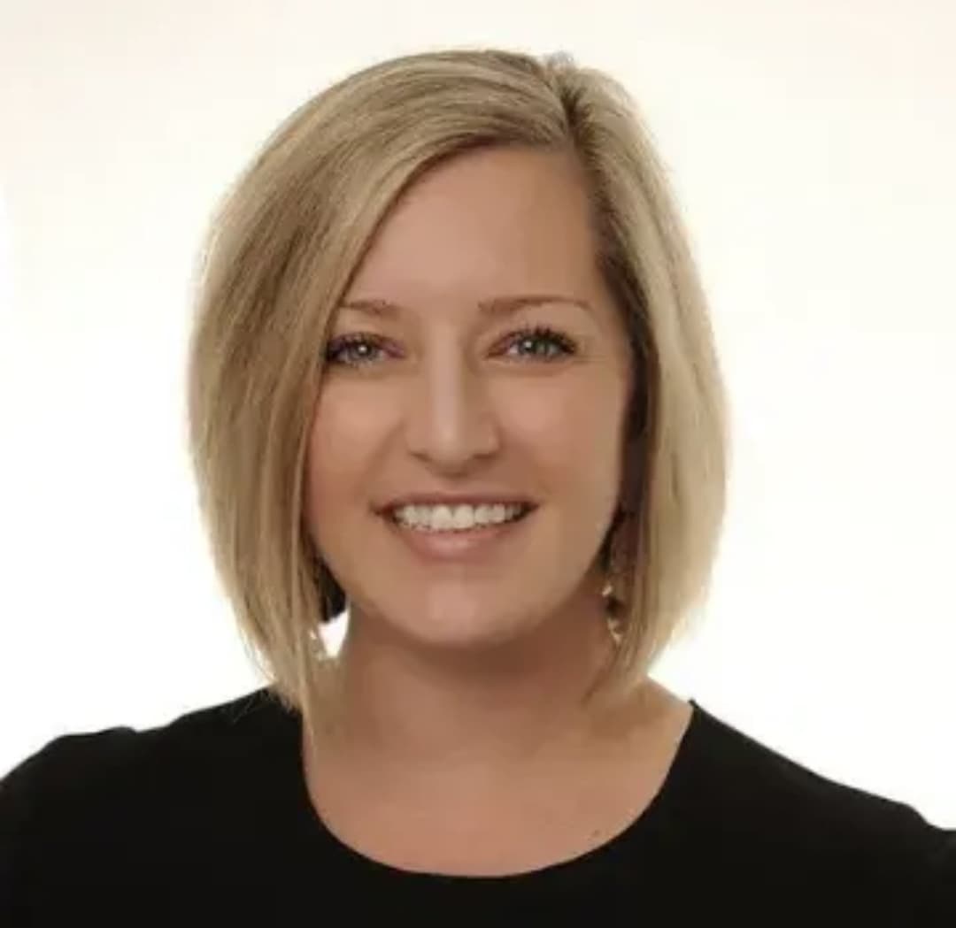 Realt0r hopes the internet forgot when she flashed & fingered herself on spring break