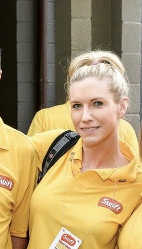 Blondie starts off shy about flashing then has no problem with some topless jump rope @ spring break