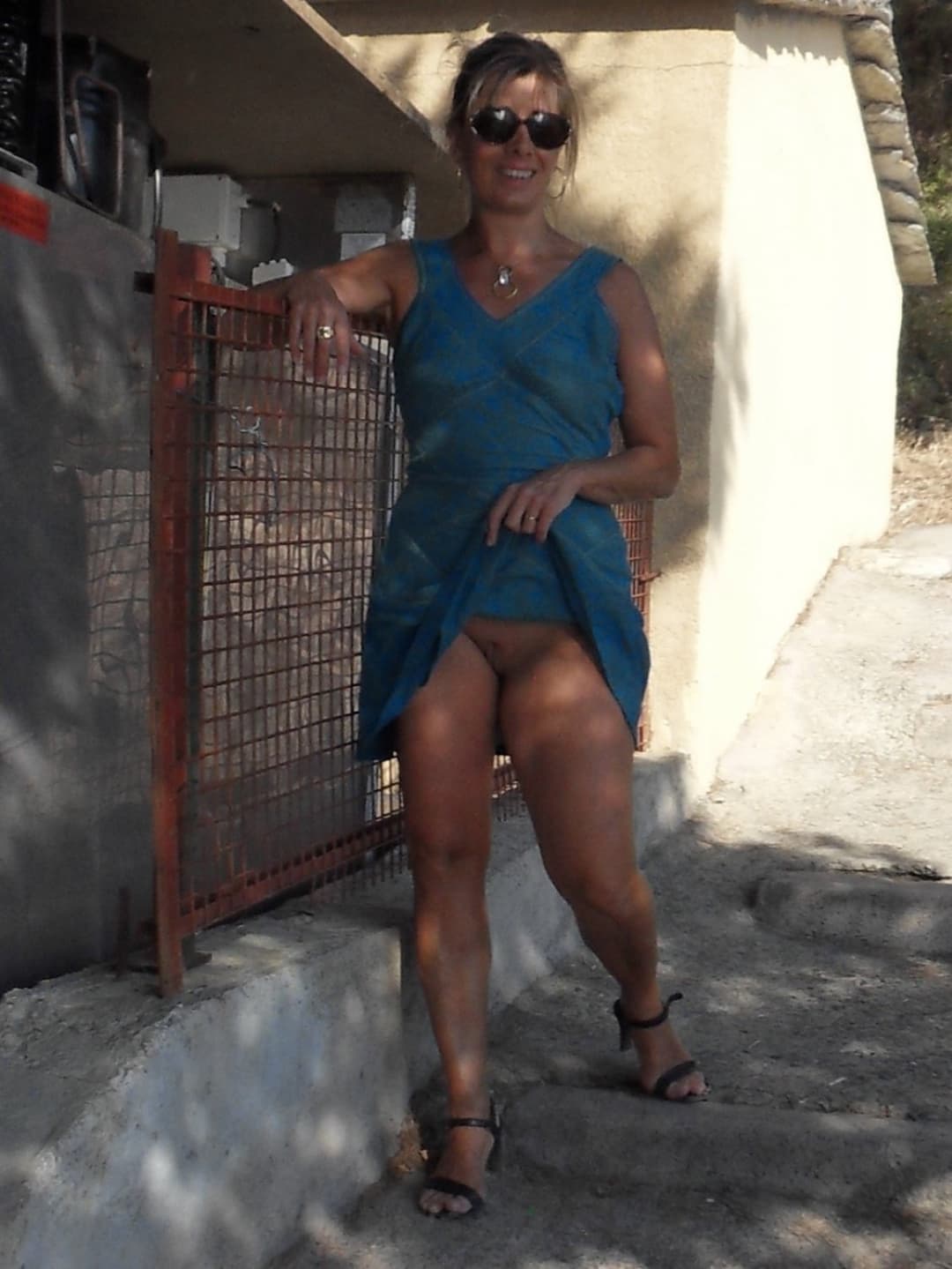 Lisa se promène sans culotte en Corse