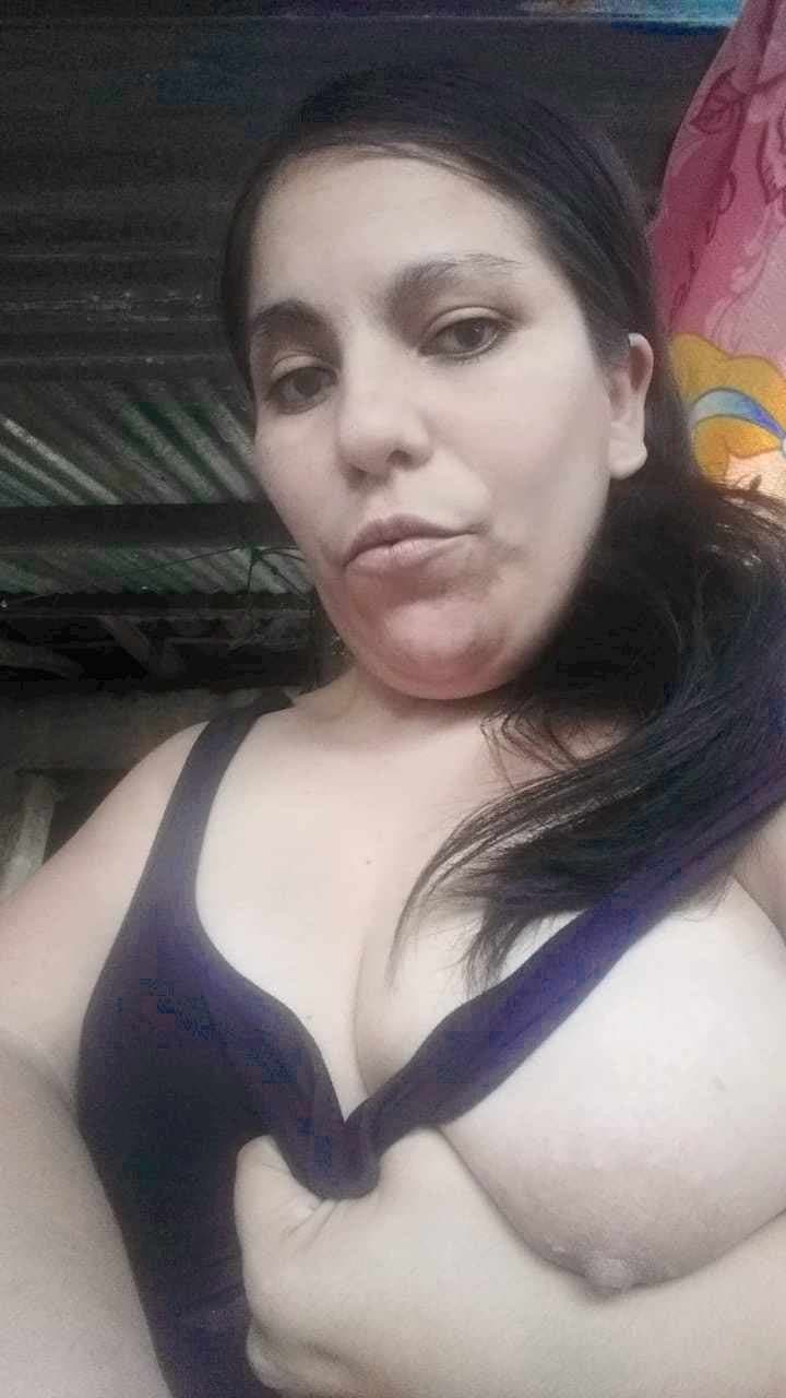 Becky madre puta Salvadoreña se deja coger por mi y mis amigos.