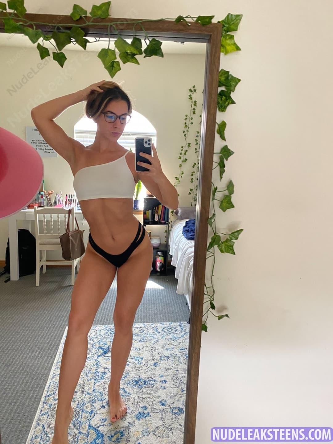 This slut show us her beautiful body LEAKED