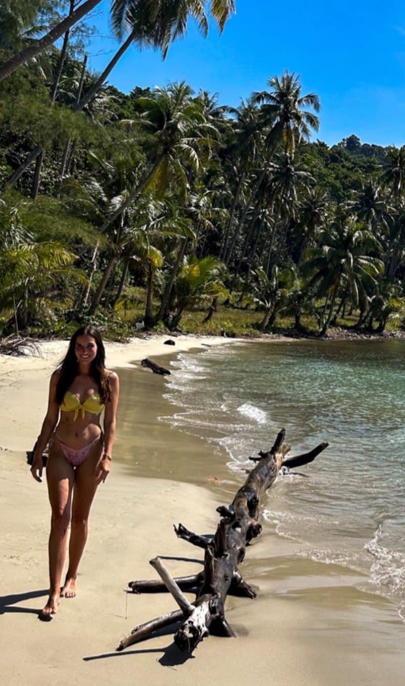 Hot german wife Elisa showed off at the beach