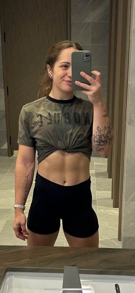 Sexy KIK slut shows off her fit body