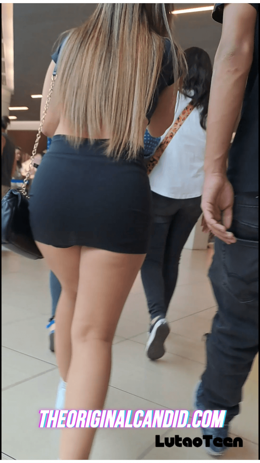 Click to view full size Rubia pollera corta piernas hermosas