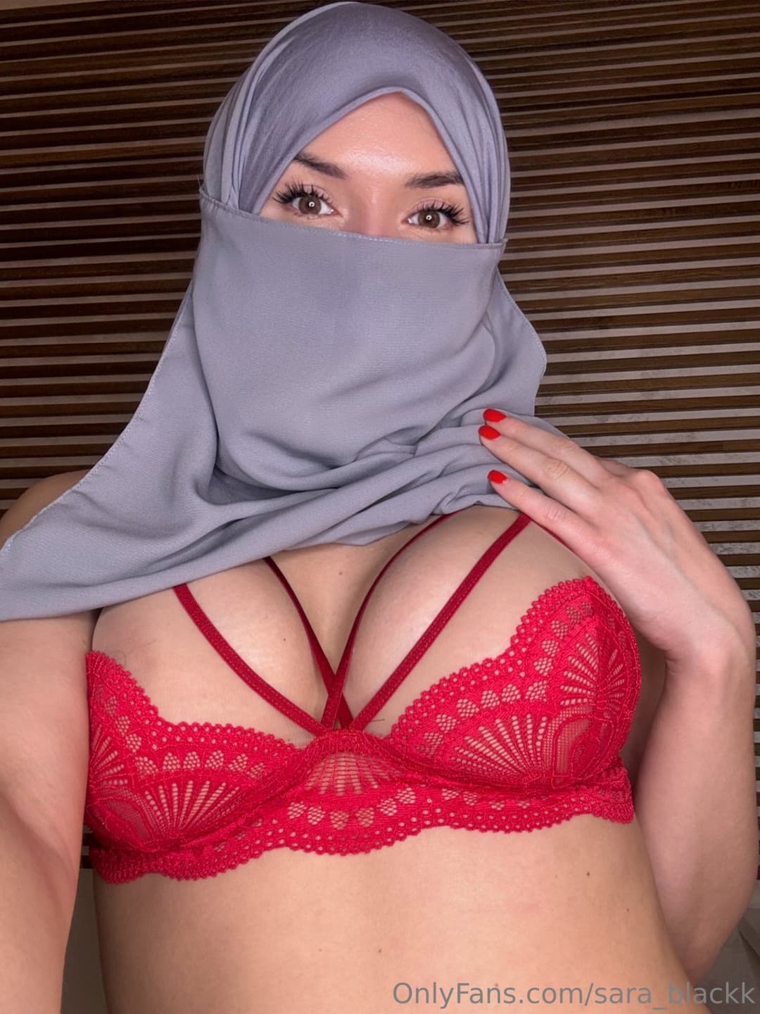 Click to view full size Sara black