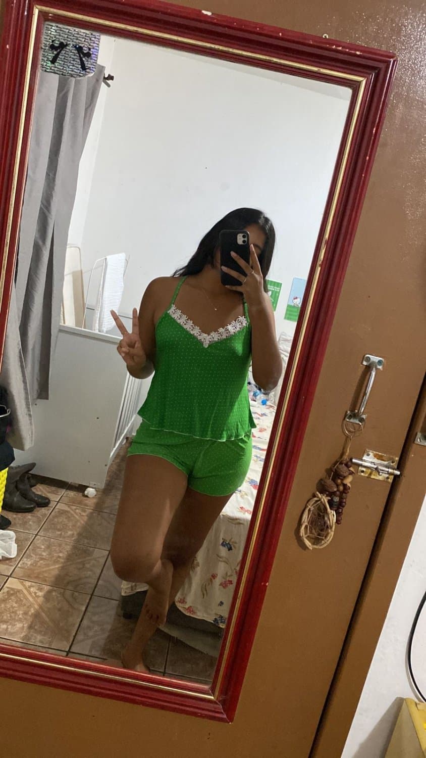 essa morena é uma maquina de quicar, tem uma buceta gigante, e gosta muito de porra na buceta pv