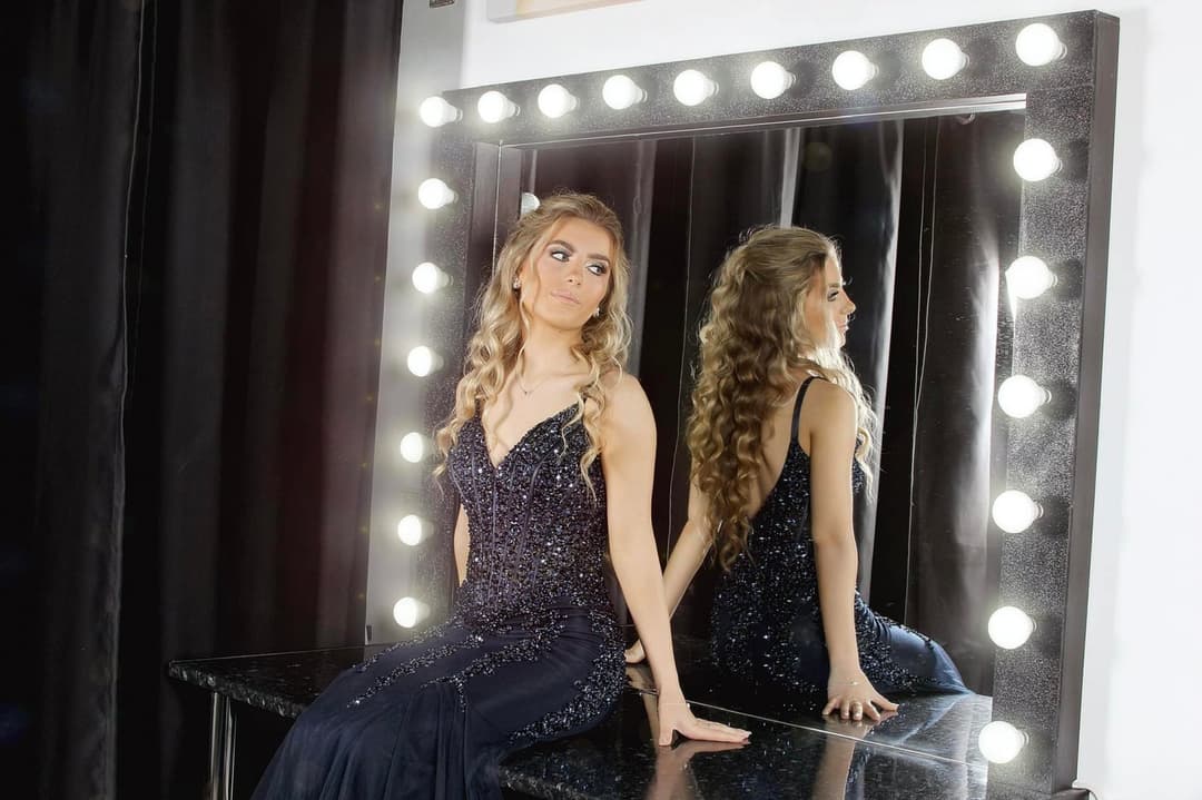 Pretty IRL Holly deserves to be famous among gooners