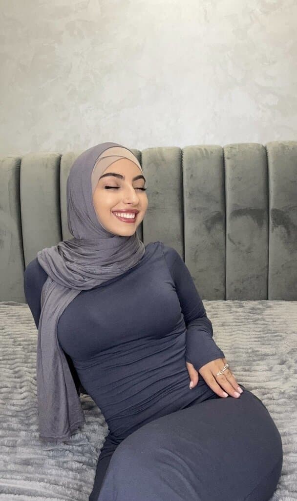 Noémy la plus grosse chienne arabe ?? ( Gros Seins - Gros Cul )