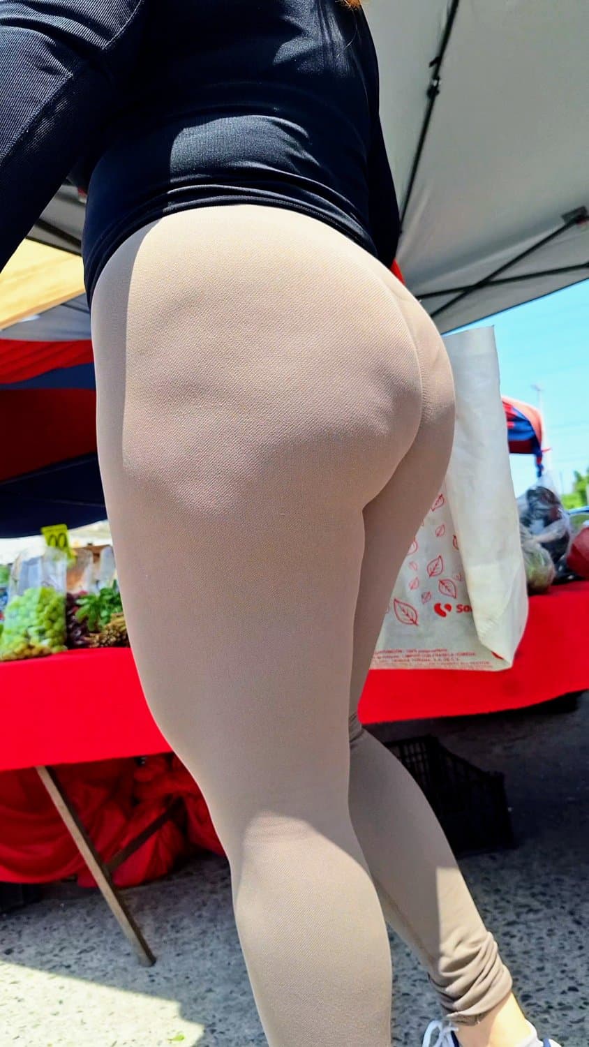 Rico culote de madura milf se le marca la tanga bien rico.