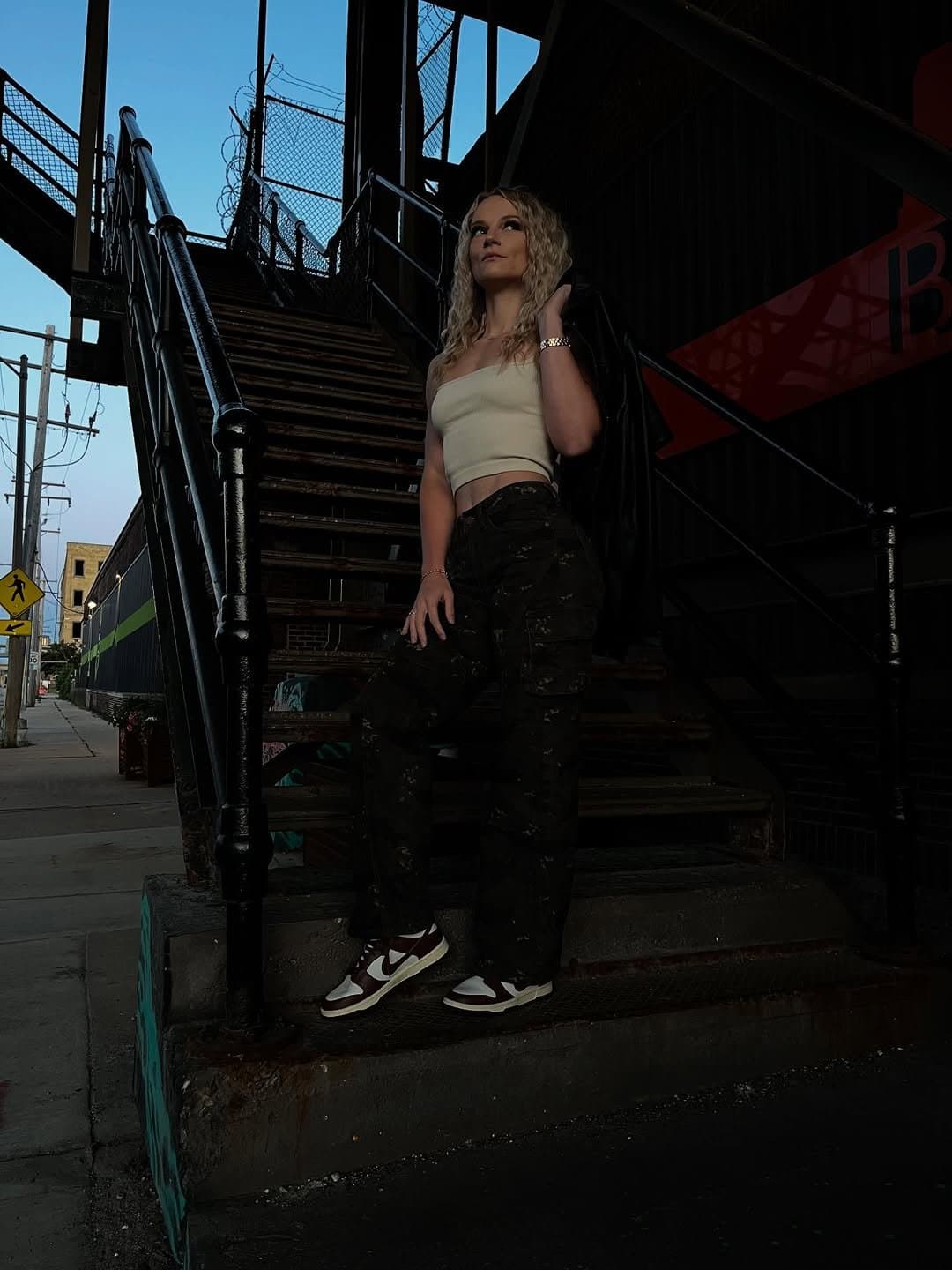 Fitness girl let some lucky scrawny asshole grab her big ass in yoga pants as they madeout in gym