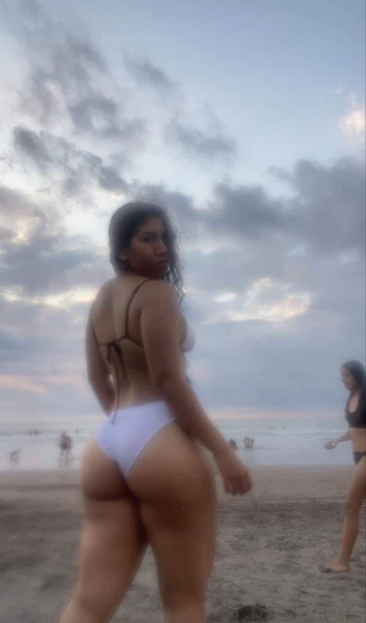 I present to you this beautiful big ass, Marilyn knows she has a big ass and she likes to show itoff