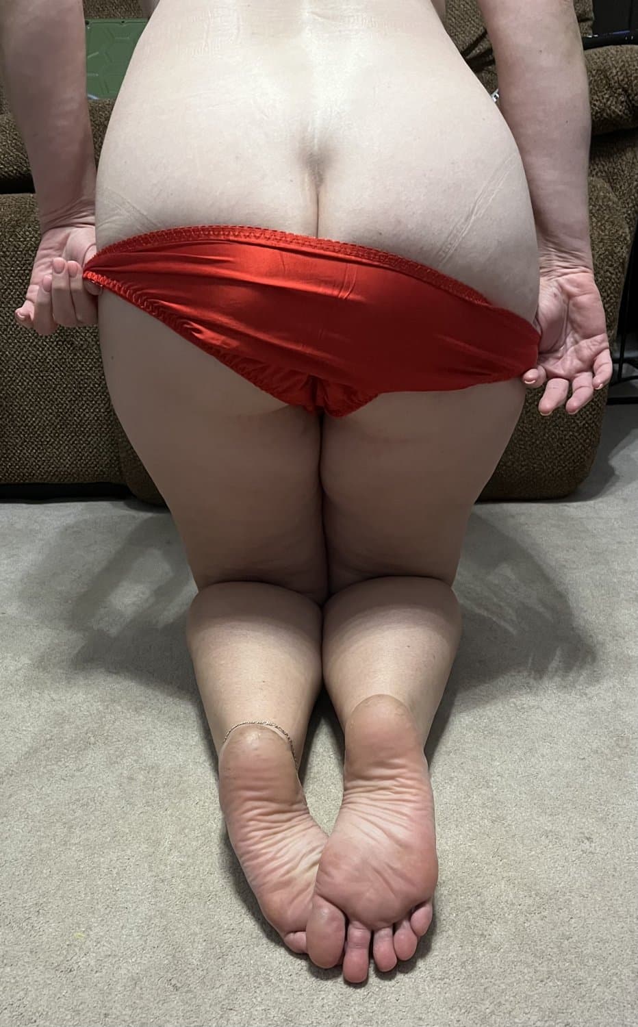 Mature Hotwife from Reddit with GREAT feet and long, sexy toes ??