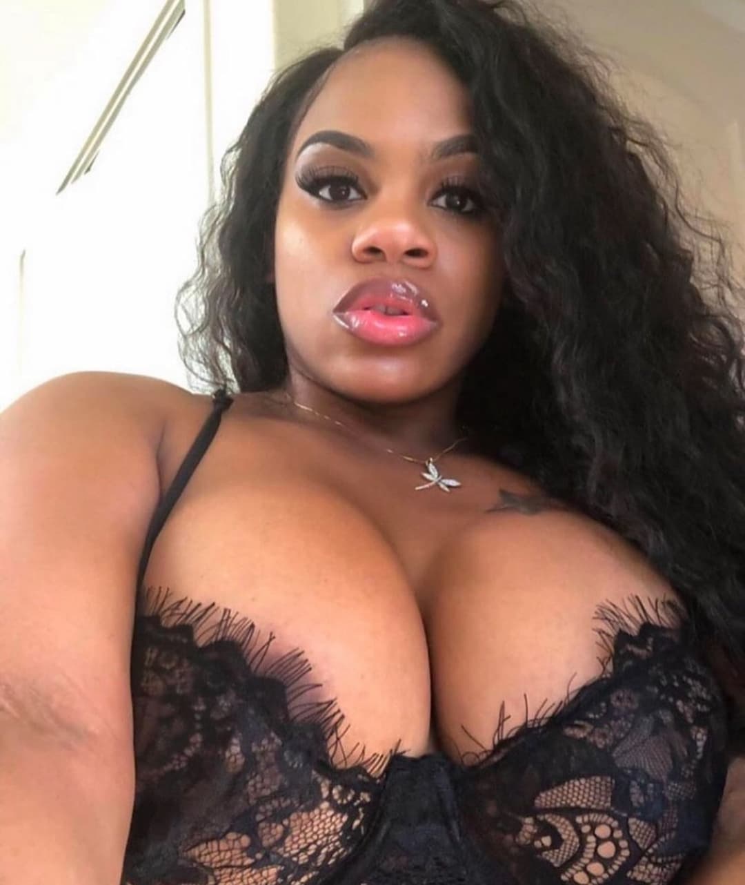 Dominique Chinn Preta Cavala Muito Gostosa