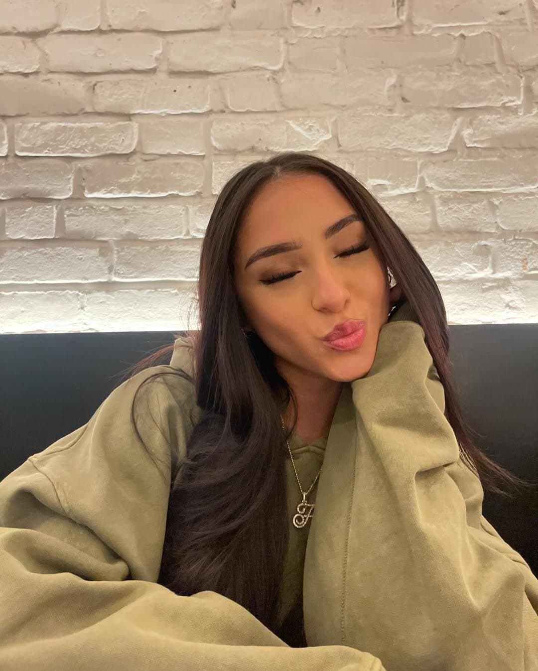 5ft Petite Laitna Francesca. Size 6 feet