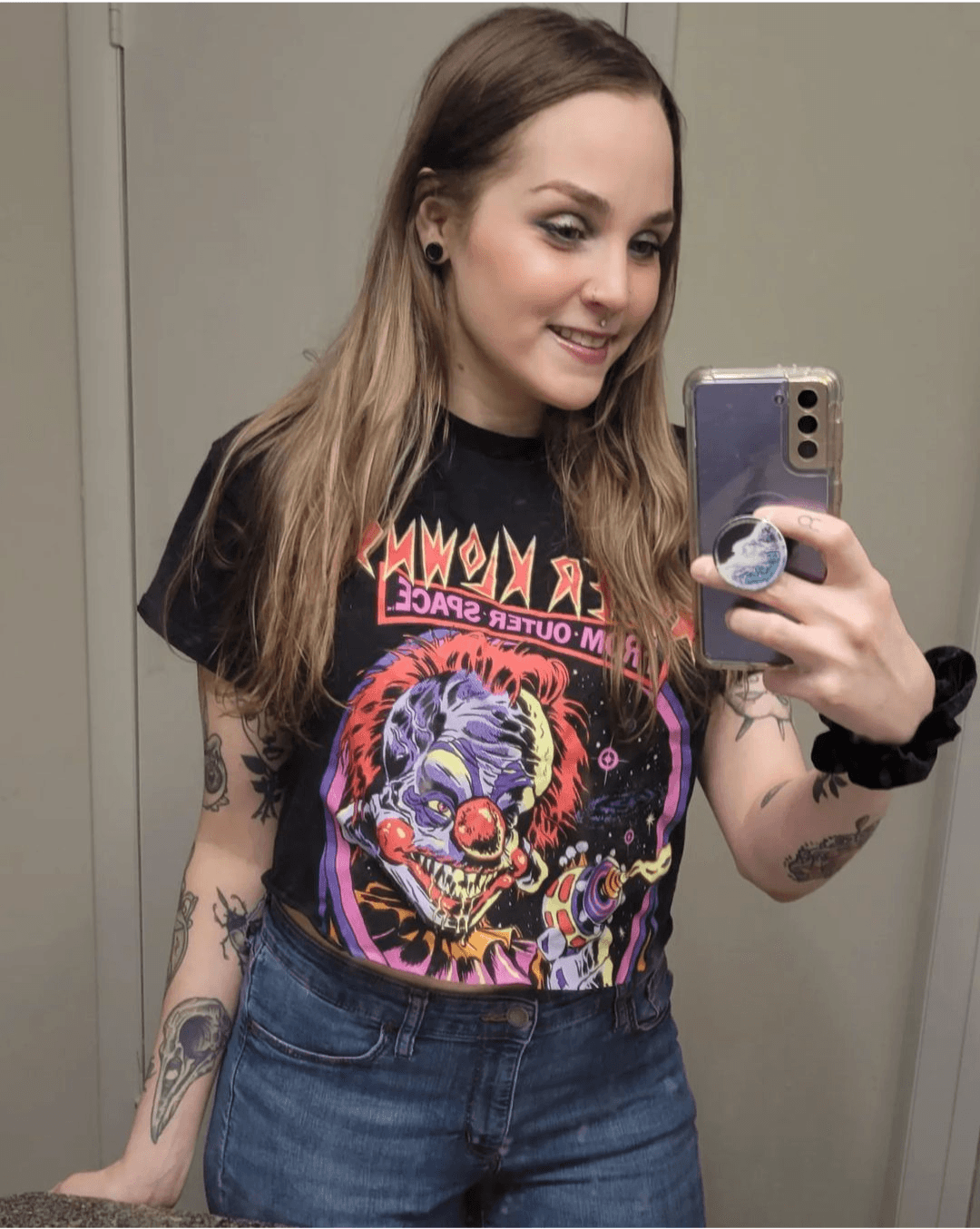 What a cute little bitch. Leaked shots of her ass and her ex husband grabbing her ass.