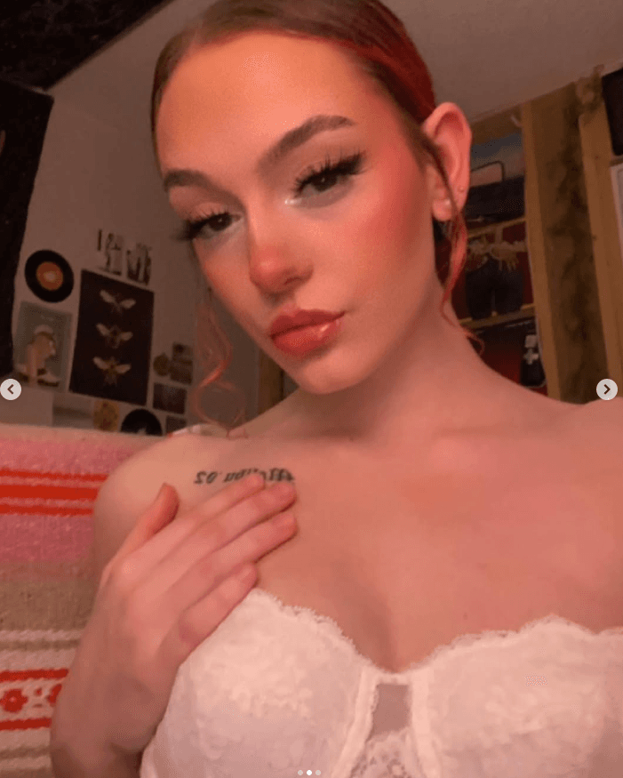 Sexy chick posing for you to jerk off