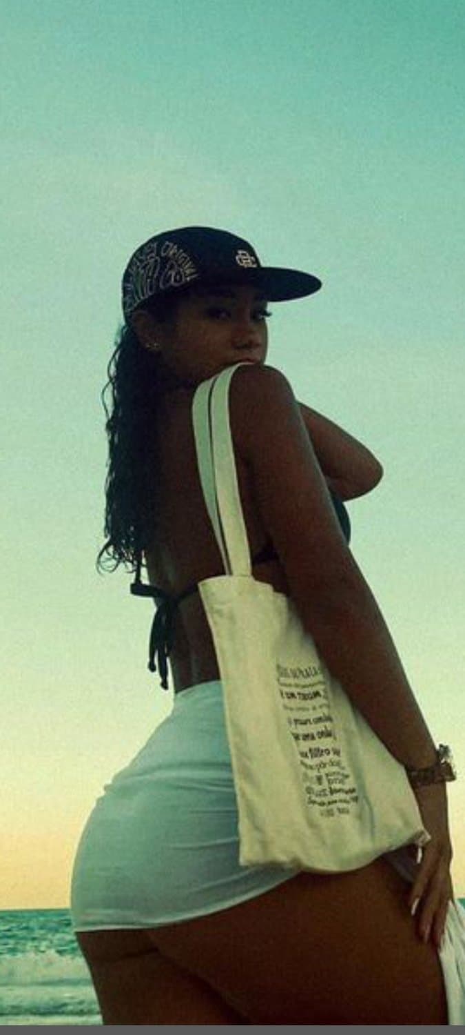 Lau, putinha rodada, que tem um bunda gigante, mais pena que é muito rodada