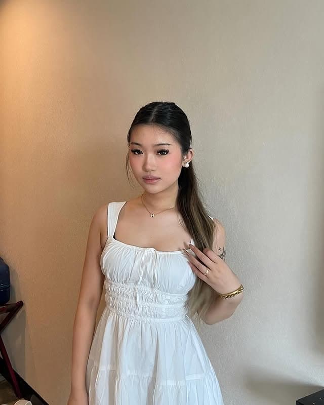 Sexy petite ABG teen Leilani