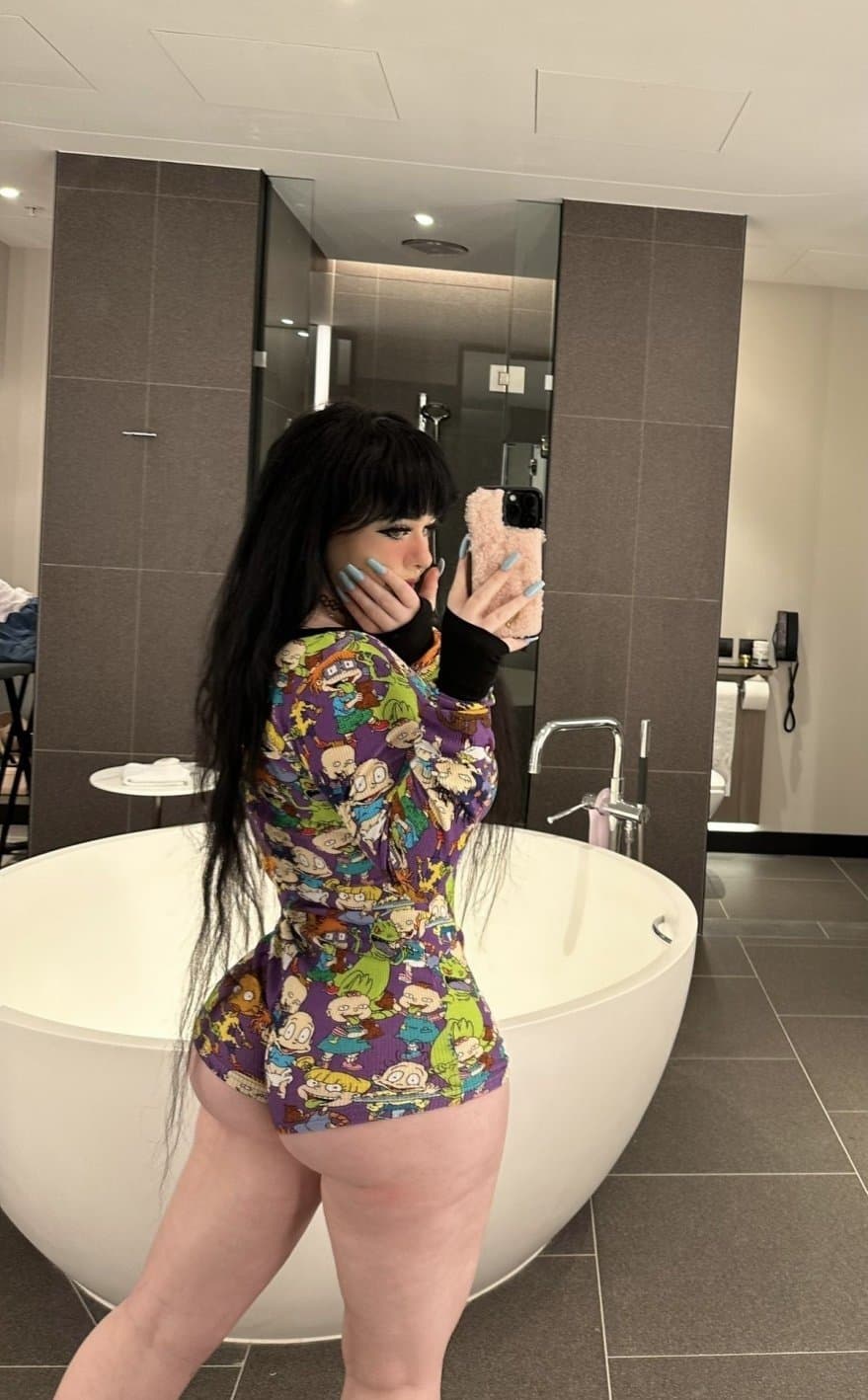 Thicc emo / goth pawg shows off her thicc body