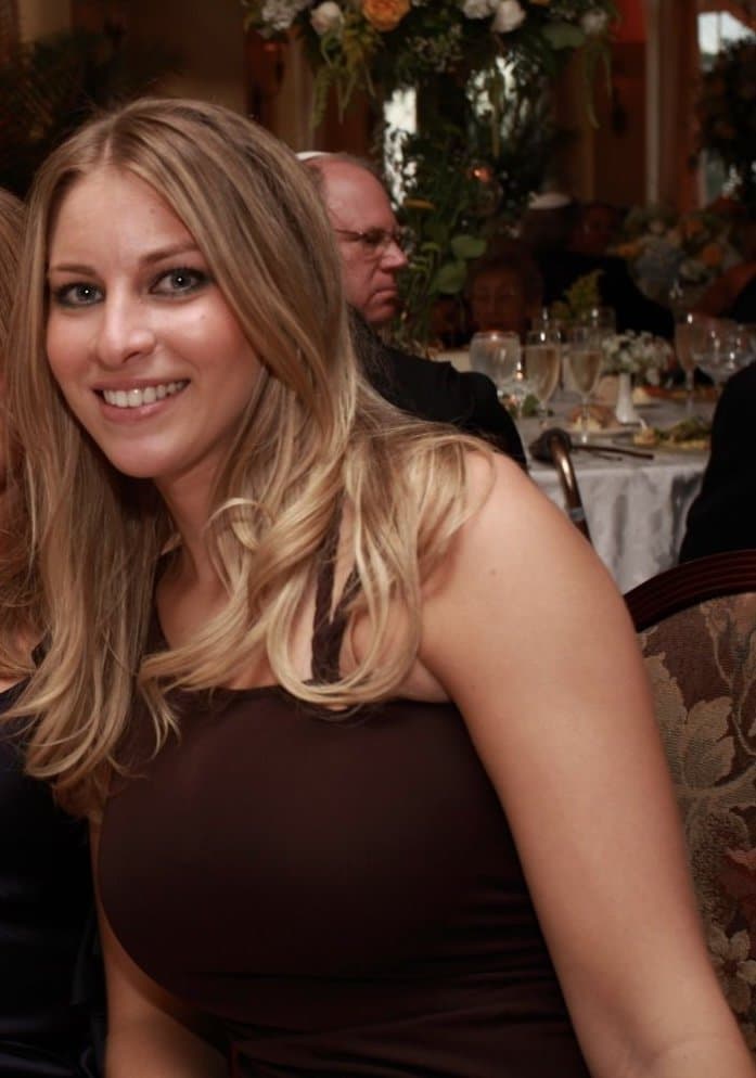 Music promoter lets camera men film multi angles of her masturbating & getting fingered in public