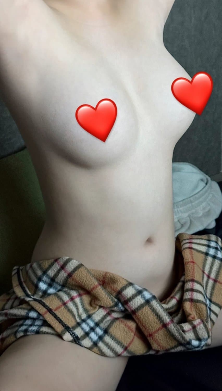 Korean 20 years old girl allowed an unknown man in the sauna to touch her boob.