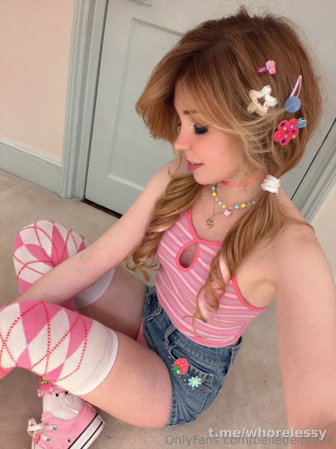 Cute egirl teases pink panties and flashes tits