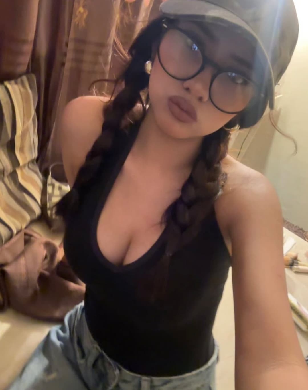 Esta latina ha de coger bien rico