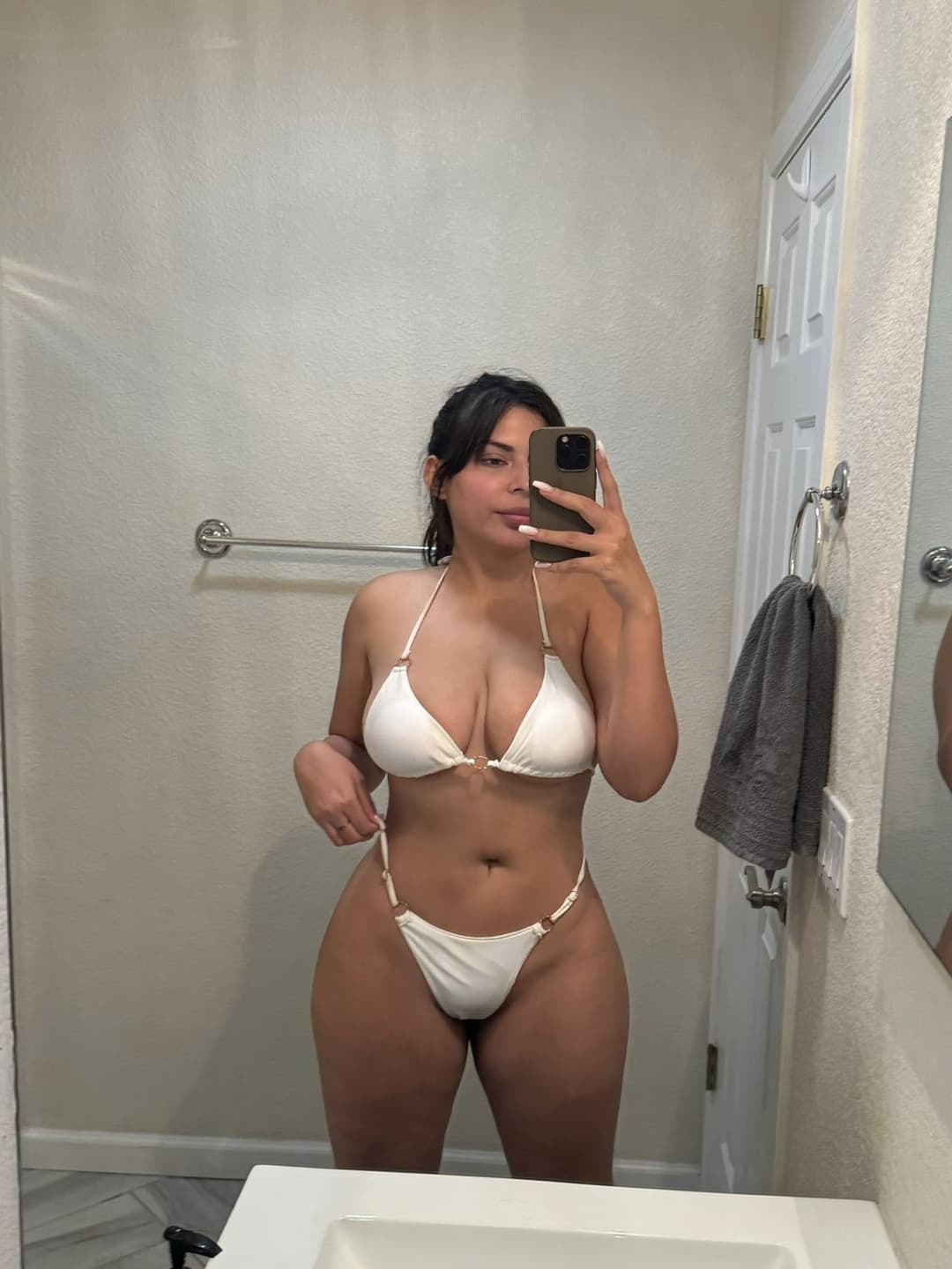 Latina piel de canela de onlyfans rica gordibuena tetona y enorme culo de perrito cojiendo rico