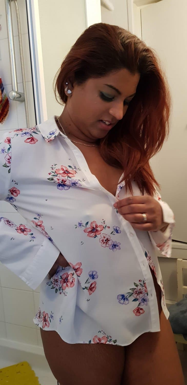 Click to view full size My hotwife in thé bathroom